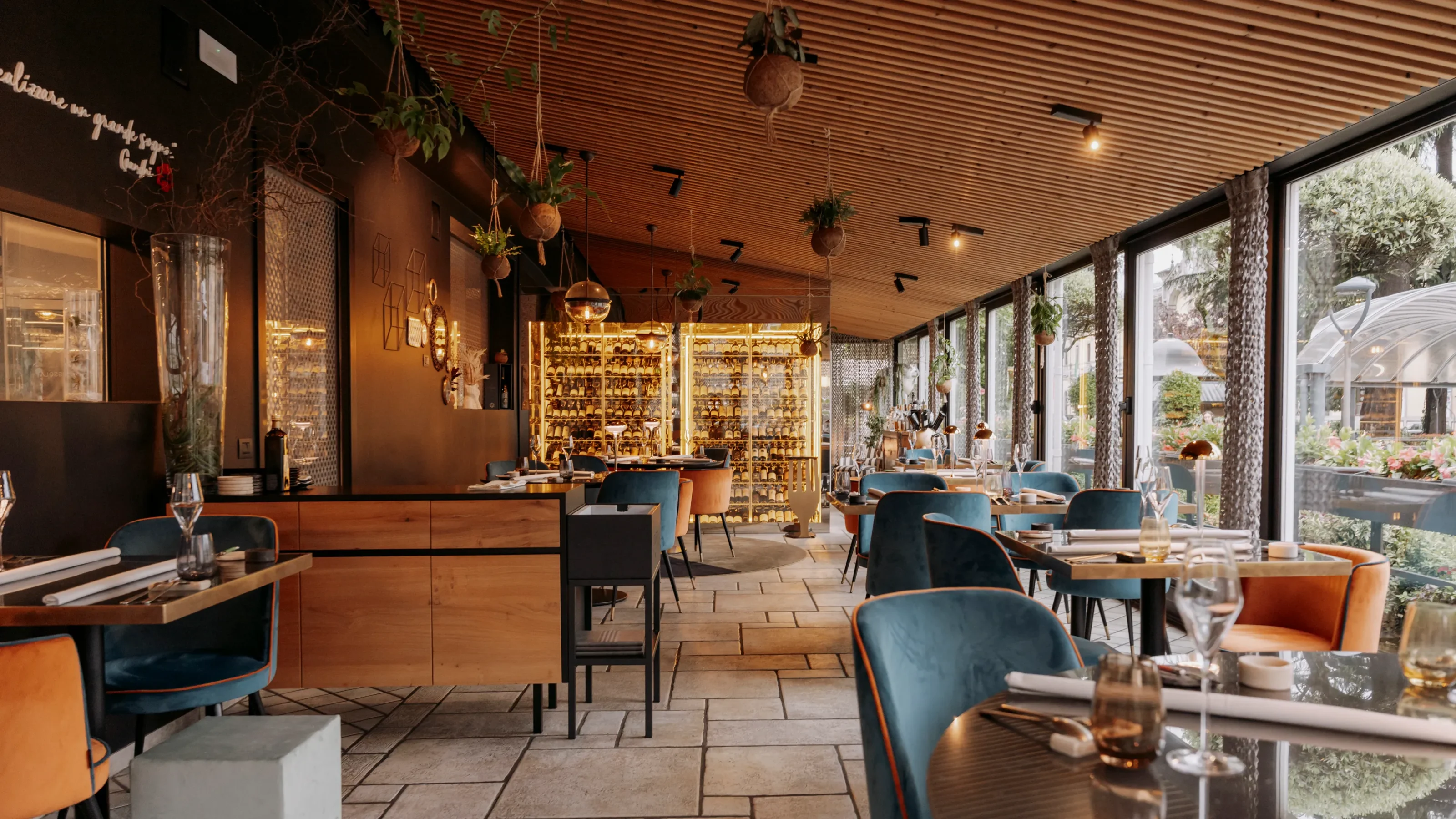 Sala dell'Atelier Restaurant, vista d'insieme con mise en place