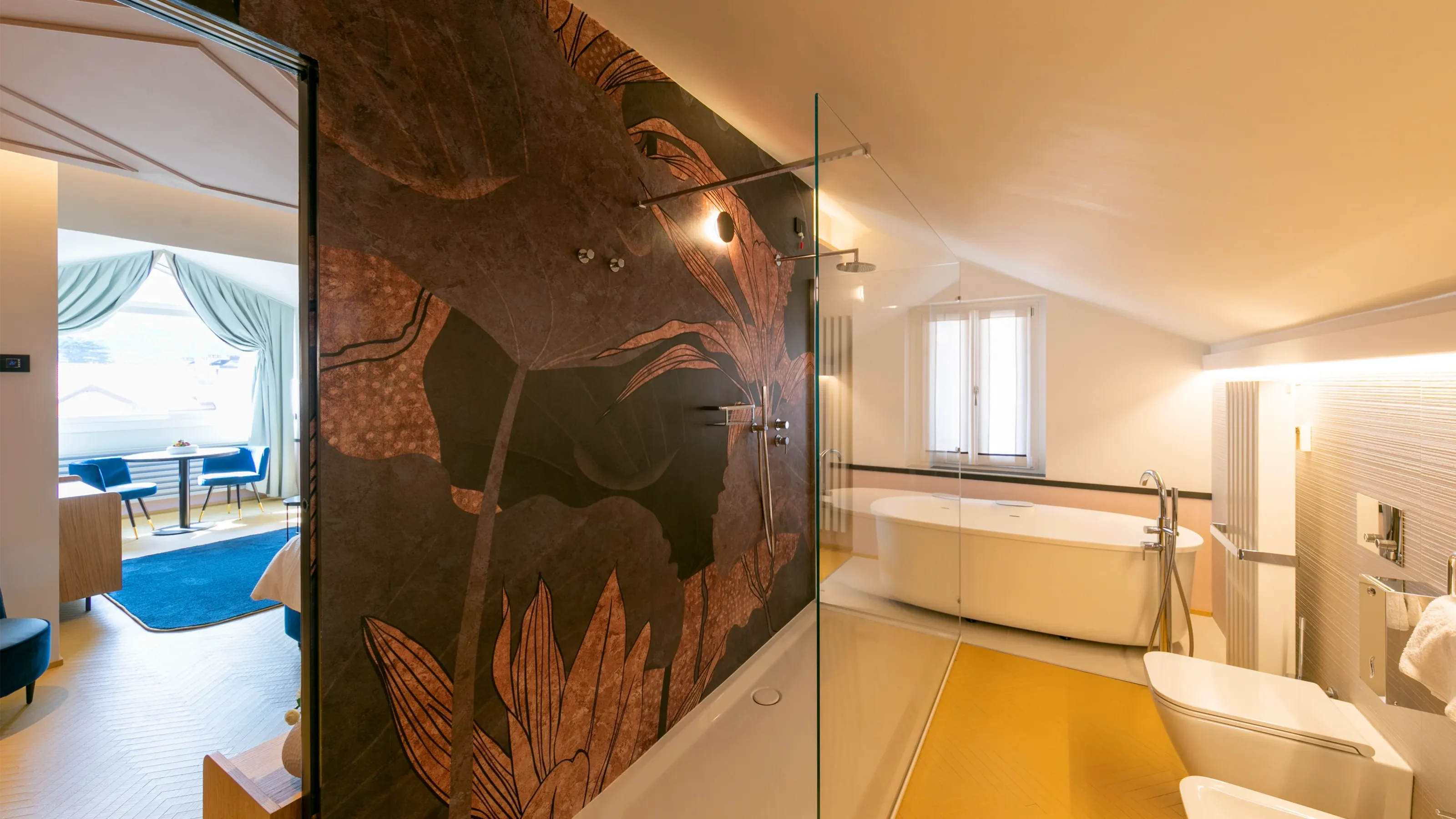Bagno della Junior Suite con doccia e vasca Jacuzzi®
