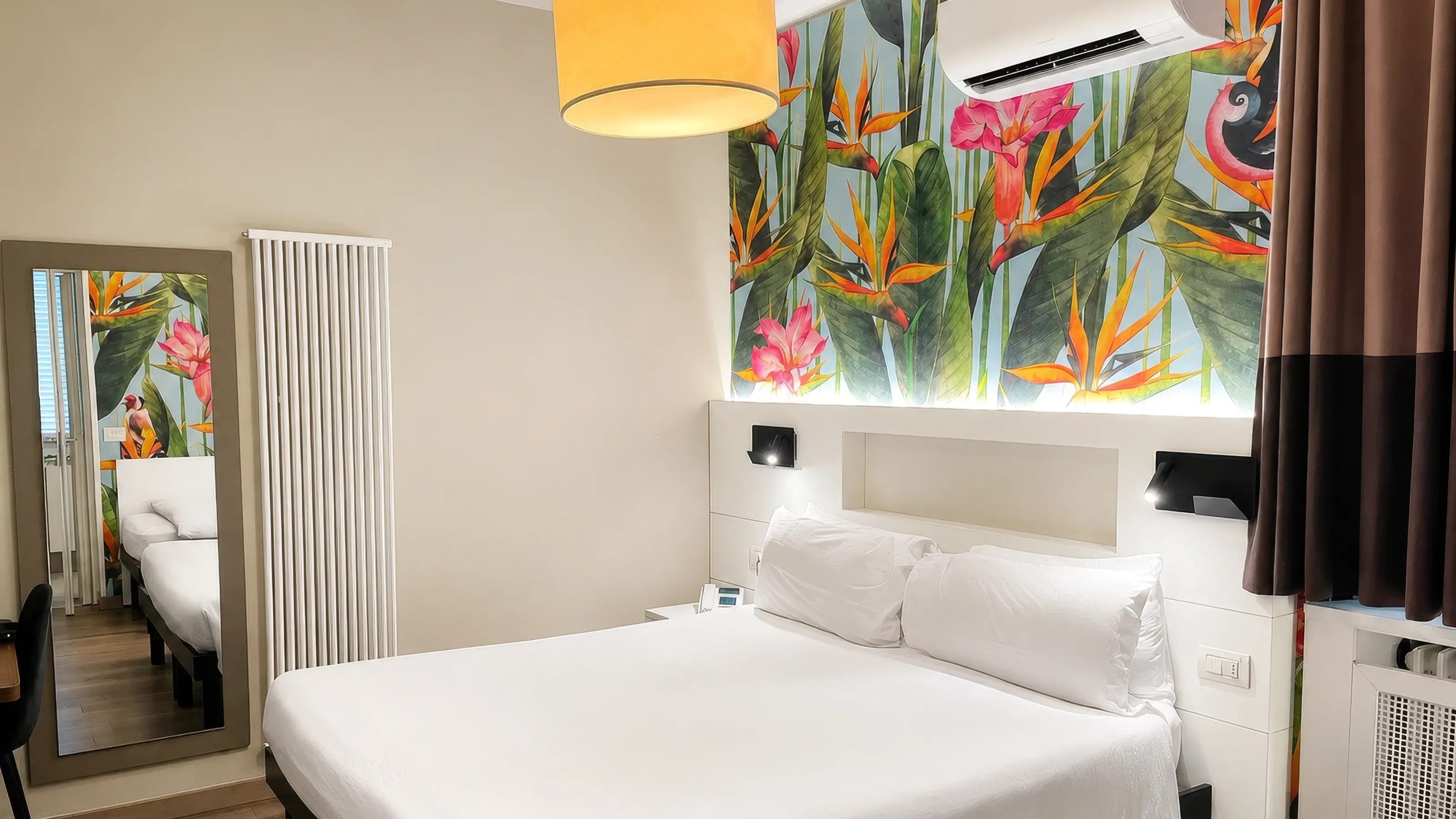 Camera dell'Hotel Eurossola con letto, specchio e condizionatore