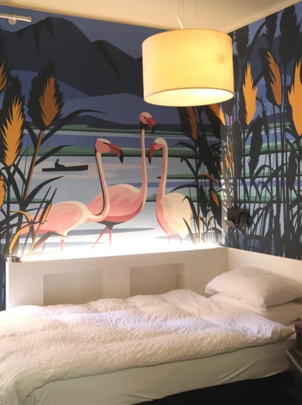 Camera singola con letto e carta da parati fenicotteri