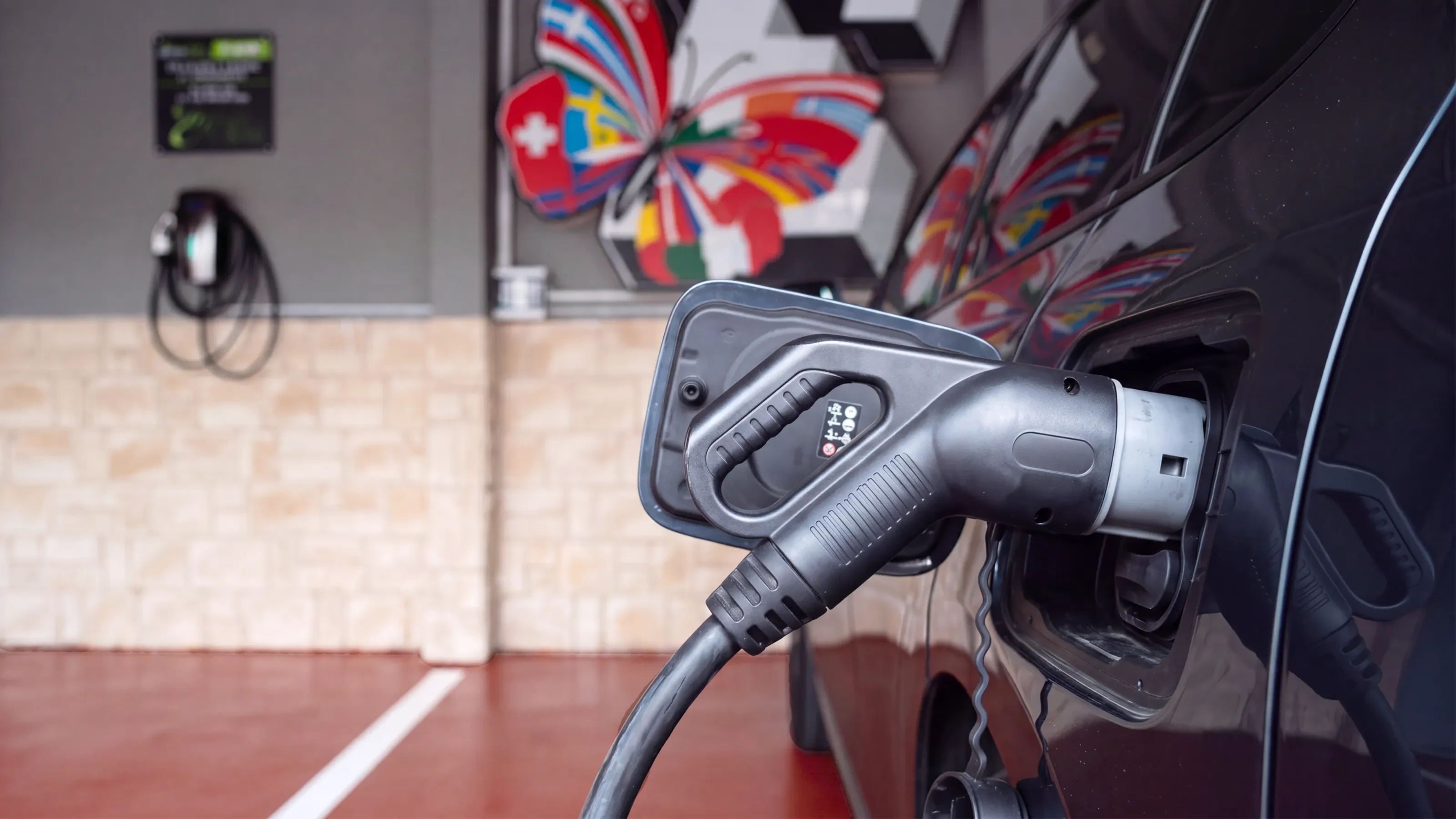 Veicolo elettrico in ricarica nel parcheggio dell'Hotel Eurossola